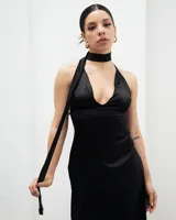 Vestido largo negro de seda con escote halter y espalda descubierta.