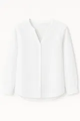 Blusa blanca de lino con bordado calado, cuello mao y mangas largas.