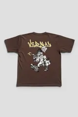 Remera marrón con estampa trasera de un pato de caricatura con armas y texto "Vernal Gang".