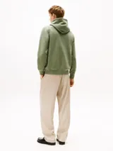 Buzo Tommy Hilfiger verde con capucha y cordones blancos, confeccionado en felpa de mezcla de algodón. Presenta bolsillo tipo canguro y logo bordado en el pecho.