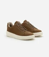 Championes marrones de nobuck con cordones elásticos y suela gruesa color crema.