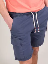 Bermuda color beige, corte regular fit, con cierre elástico y cordones en la cintura. Cuenta con bolsillos cargo laterales y detalles en los bolsillos.