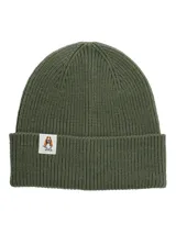 Gorro beanie verde militar de tejido de punto acanalado, con parche con el logo de Hush Puppies en el dobladillo.