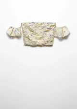 Top strapless color crema con estampado floral en tonos azules, detalle de frunces y mangas cortas con volantes.