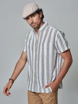 Camisa de manga corta con cuello abotonado y estampado a rayas verticales en tonos blanco y verde.