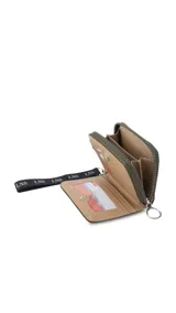 Billetera corta con cierre alrededor y tapa, confeccionada en tela capitoneada. Incluye varias reparticiones con tarjeteros y bolsillos internos, y una correa de mano desmontable. Disponible en negro, rojo y dorado.