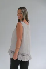 Musculosa beige amplia de lino italiano, con terminaciones delicadas y franja de encaje en el ruedo.