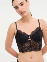 Bustier de encaje negro con copas con aro y breteles finos regulables.