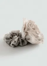 Accesorio para el pelo con forma de rosa blanca de lino.