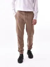 Pantalón de jogging color verde oliva con cintura elástica ajustable con cordón, bolsillos laterales y rodilleras reforzadas.