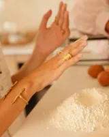 Brazalete abierto de bronce con forma de rama.