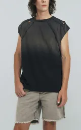 Remera negra sin mangas con efecto degradado y roturas en los hombros, de corte oversize.