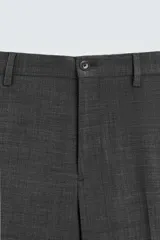 Pantalón de vestir gris oscuro, corte slim fit, confeccionado en tejido con 17% de lana. Cuenta con bolsillos frontales y traseros de vivo con botón. Cierre frontal con cremallera y botón.