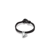 Pulsera Uno de 50 de cuero marrón con tres tiras y dije colgante de corazón plateado con el logo de la marca grabado.
