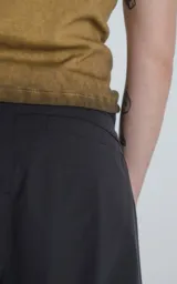 Bermuda cargo negra de corte recto, con bolsillos laterales y bolsillos cargo con solapa en los muslos. Incluye un cinturón de cinta ajustable con hebilla de plástico negra.