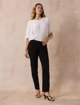 Pantalón verde esmeralda de gabardina elastizada marca Zac & Rachel, con pretina ancha con faja interna modeladora, largo de pierna con costura frontal pespunteada y trasera con bolsillos ojal simulados.