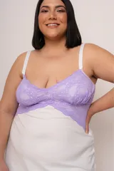 Babydoll corto blanco con corpiño de encaje lila y breteles finos regulables.