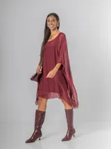 Vestido o blusón maxi de seda italiana color borgoña, con mangas amplias y forro de modal elastizado. Presenta un corte fluido y escote redondo.
