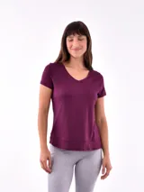 Remera de manga corta color lila con cuello en V.