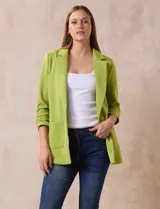 Blazer blanco de Robert Louis con cuello con solapa, abertura central con botón, bolsillos delanteros y mangas 3/4 con frunces.