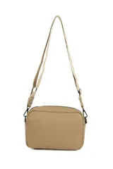 Bandolera color beige con correa de tela ajustable y múltiples cierres.