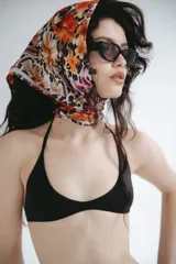 Top de bikini en lycra negra con protección UV, diseñado para un ajuste cómodo y minimizador.