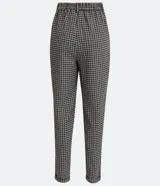 Pantalón de corte carrot con cintura alta, trabillas, pliegues y estampado de cuadros.