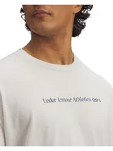 Remera blanca de corte oversize con logo Under Armour Athletics estampado en el pecho.