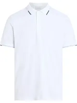 Chomba blanca de corte slim fit, con cuello clásico y tapeta de dos botones. Presenta ribete en contraste azul marino en cuello y puños, y logo de Calvin Klein bordado en el pecho. Confeccionada en algodón orgánico.