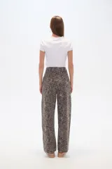 Pantalón ancho de algodón con estampado multicolor y calce alto.