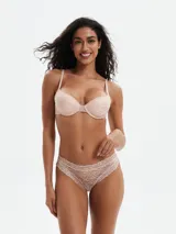 Conjunto de ropa interior color beige con estampado de leopardo, compuesto por un corpiño con aro y una bombacha de encaje.