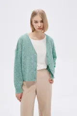 Cardigan verde agua de poliéster, con botones y cuello en V.