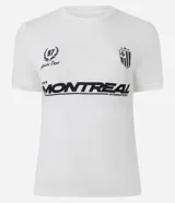 Remera blanca de algodón con cuello redondo y manga corta, corte ajustado al cuerpo. Presenta un estampado frontal con un escudo con el número '87' y laureles, un logo pequeño a la derecha y el texto 'MONTREAL' en mayúsculas con tres estrellas arriba.