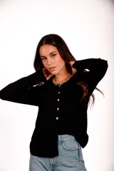 Blusa de morley elastizado color beige, de calce ajustado y mangas largas.