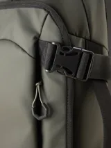 Valija de mano color verde militar con ruedas y manija extensible.