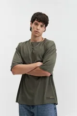 Remera blanca de algodón, corte oversize, manga corta y cuello redondo.