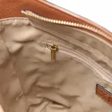 Bandolera color suela, con correa larga regulable, acceso con cierre y bolsillo interno monedero.