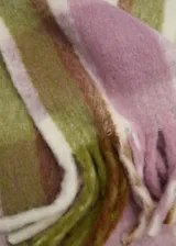 Bufanda de lana con estampado de cuadros en tonos verde, marrón, blanco y lila, con terminación de flecos.