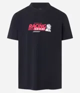Remera negra de algodón, corte comfort, con cuello redondo y mangas cortas. Estampa frontal y trasera con diseño de automovilismo y lettering.