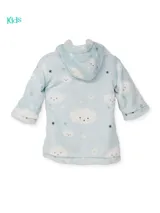 Bata celeste con capucha, estampado de nubes y estrellas, y cinturón blanco.