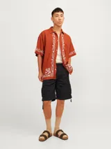 Short cargo negro de Jack & Jones con corte relajado y cierre con cremallera. Confeccionado en tejido de sarga de algodón.