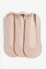 Pack de tres pares de soquetes invisibles color piel, de punto fino en mezcla de algodón suave, diseñados para quedar ocultos en el calzado. Con reborde de silicona en el interior del talón para un ajuste óptimo.