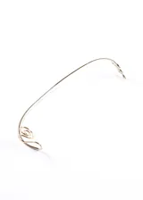 Brazalete dorado para brazo, con diseño ondulado y espiral en aleación de metales.