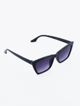 Lentes de sol negros con forma de ojo de gato y lentes degradadas en tonos violeta.