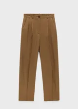 Pantalón de tiro medio color marrón, con trabillas, cierre delantero con cremallera y botón, dos bolsillos laterales, pinzas delanteras y diseño recto con aberturas en el bajo.