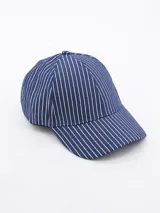 Gorro tipo baseball azul con rayas verticales blancas.