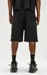 Bermuda negra de nylon y spandex, con calce relax-fit, cintura elástica con cordón de ajuste, bolsillos delanteros con fuelle y tejido Water Repellent.