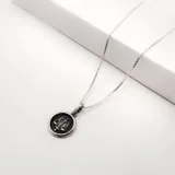 Conjunto de collar y dije en plata 925 con diseño de balanza de la justicia.