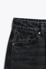 Pantalón de jean gris de corte recto, tiro alto y largo hasta el tobillo.