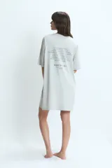 Camisón de manga corta, color gris melange, con escote amplio y la palabra "LOVE" estampada en negro en el frente.